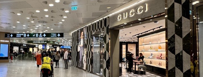 Una famiglia ruba da Gucci, la commessa sventa il furto