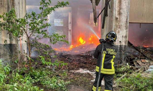 Capannone in fiamme, paura a Intra