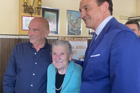 L’aperitivo del governatore dalla barista centenaria