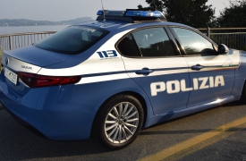 Tenta di abbracciare studentessa delle Medie: arrestato a Verbania