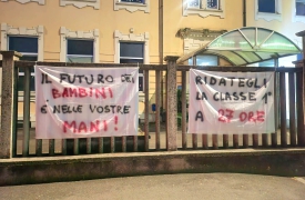 Striscioni e pressing per la prima elementare a 27 ore