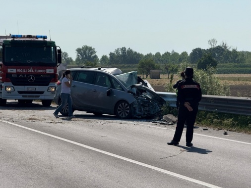 Donna accoltellata, marito morto in frontale con furgone