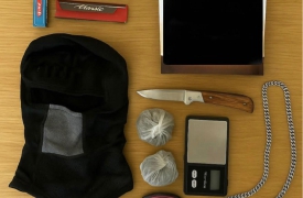 Passamontagna, droga e coltello: 16enne arrestato