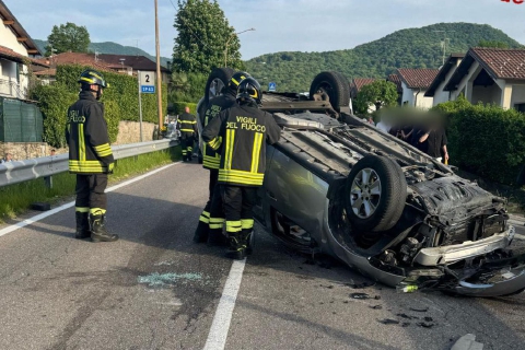 Cunardo: auto ribaltata, 62enne in ospedale