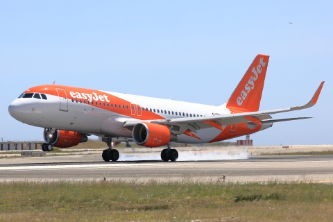 Fumo in cabina e l’aereo torna a Malpensa: «Problema tecnico»