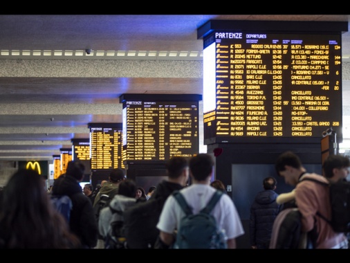 Sindacati, adesione massiccia a scipero treni, al 90%