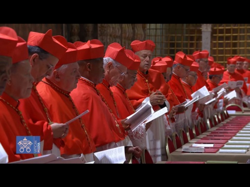 I cardinali nella Sistina, giurano fedeltà e segretezza