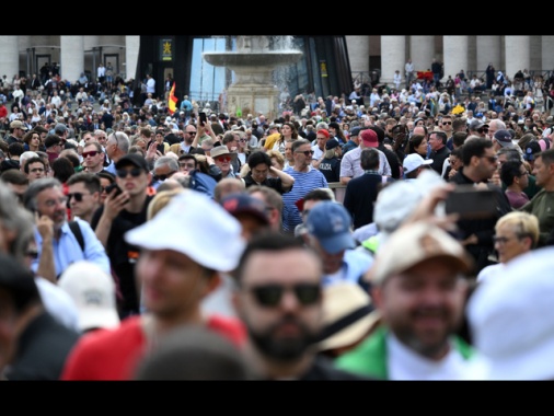 In dodicimila a San Pietro per la seconda fumata