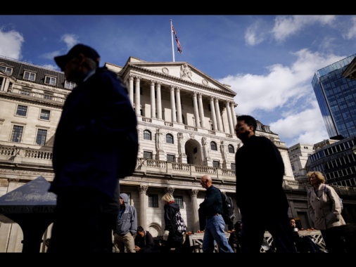 La Bank of England taglia i tassi al 4,25%