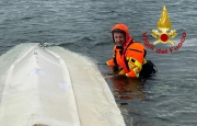 Barca alla deriva sul lago Maggiore