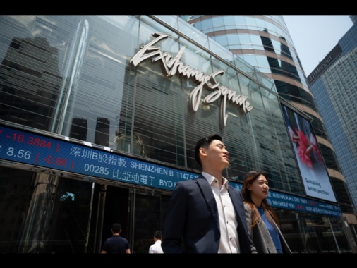 Borsa: Hong Kong positiva, apre a +0,26%