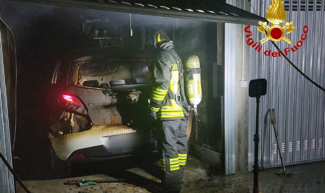 Rogo nel box, auto divorata dalle fiamme
