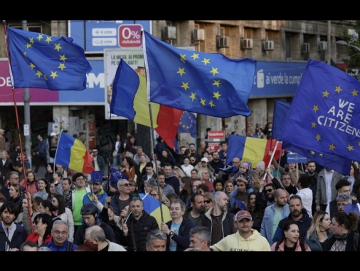 Romania, migliaia in piazza per la Ue e contro Simion