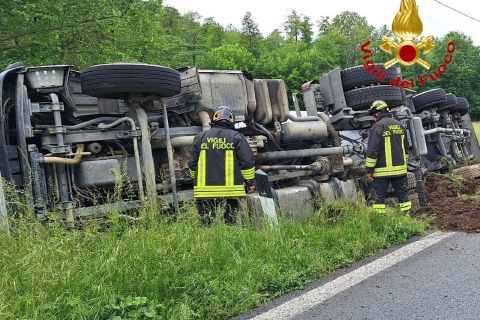 Camion fuori controllo: ribaltamento a Comabbio