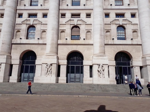 Borsa: Milano chiude a +1,4%, balzo di Stellantis, Stm e Iveco