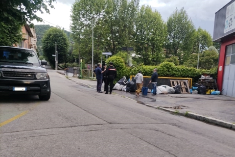 Immondizia a fuoco, vetrine danneggiate: caos a Laveno