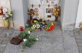 Raid al cimitero: distrutti fiori, fioriere e lampade