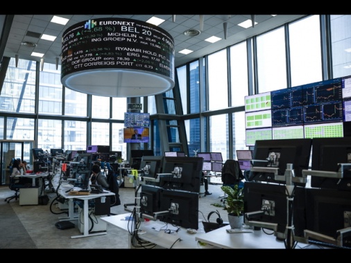 Borsa: l'Europa si muove in rosso, spread oscilla su 100 punti