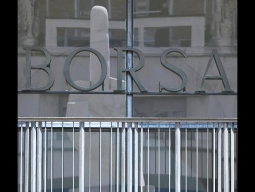 Borsa: Milano debole (-0,45%), scivola Iveco, corre Leonardo