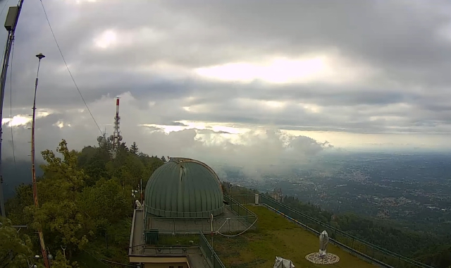La vista dal Campo dei Fiori venerdì mattina (webcam Centro Geofisico Prealpino)