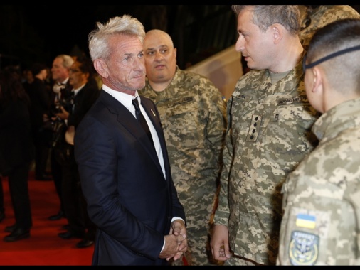 Sean Penn e soldati ucraini sul red carpet di Cannes