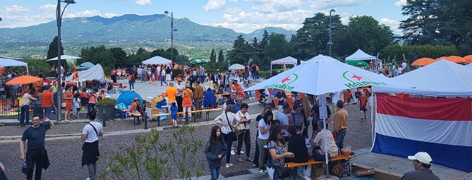 Azzate in arancione per Koningsdag