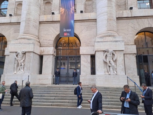 Borsa: Milano chiude in forte calo, -1,94%