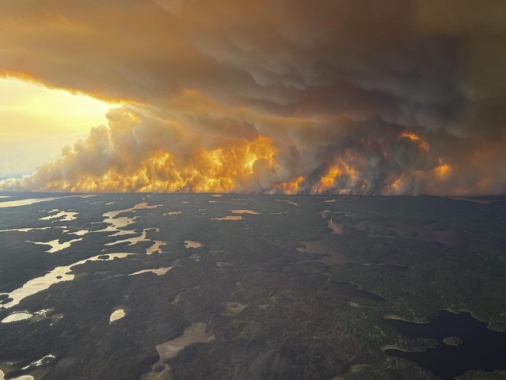 Colossali incendi boschivi in Canada, il fumo minaccia gli Usa