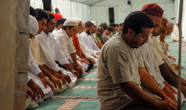 Islamici in preghiera (foto Archivio)