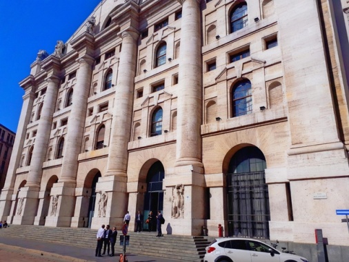 Borsa: Milano chiude a +0,23%, sprint di Stm, pesa Mediobanca