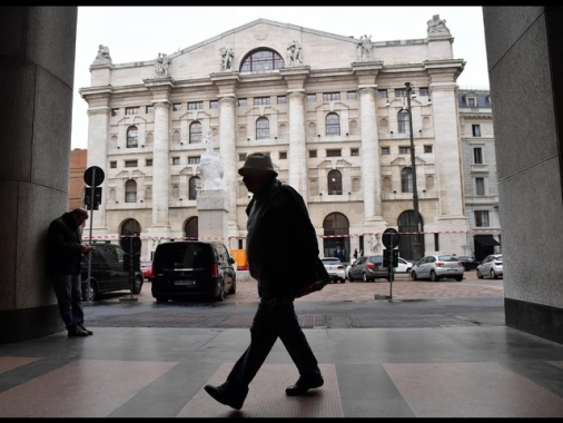 Borsa: Milano chiude poco mossa, +0,02%