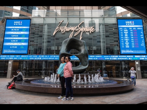 Borsa, Hong Kong apre a +0,99% con colloqui Usa-Cina su dazi