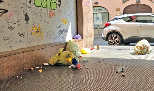 Rifiuti abbandonati nel centro cittadino (foto Archivio)