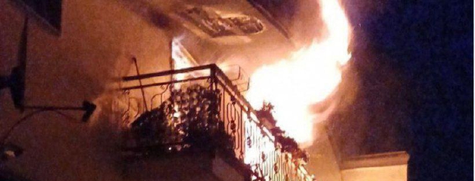 Incendio in un palazzo, una persona ustionata
