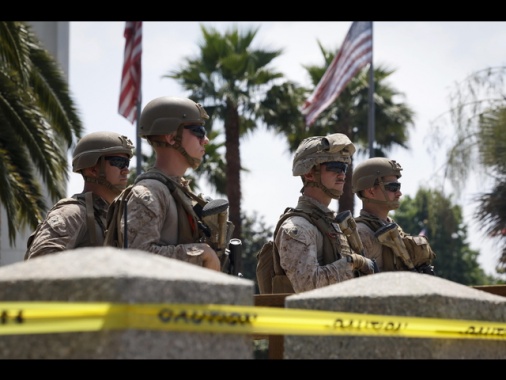 Marine schierati a Los Angeles effettuano il primo arresto