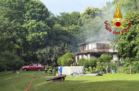 Fiamme in una villetta a Cocquio Trevisago