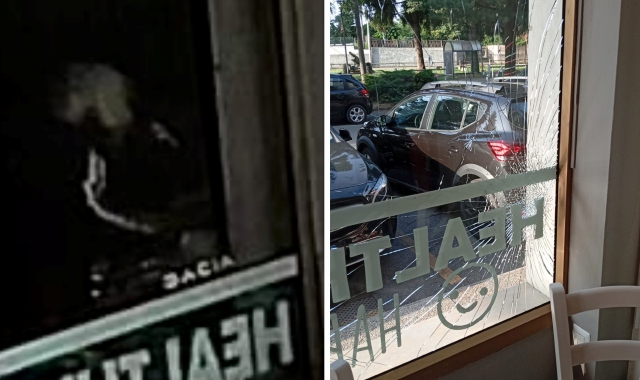 Qui a lato i danni  causati alla vetrina dal ladro che ha tentato di entrare nel bar Sotto  proprio lui ripreso dalle telecamere di videosorveglianza