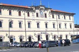 Giovane trovato morto in stazione ad Arona