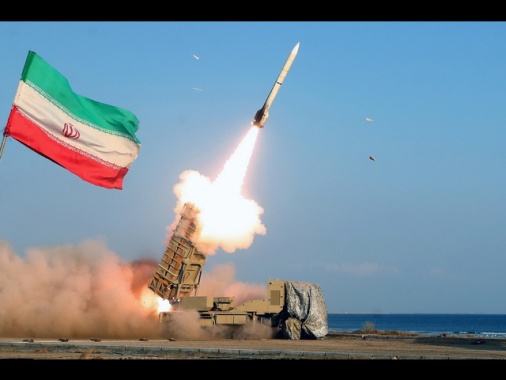 Teheran minaccia la chiusura dello Stretto di Hormuz