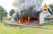 Capannone agricolo in fiamme, distrutti due mezzi
