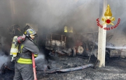 Capannone agricolo in fiamme, distrutti due mezzi