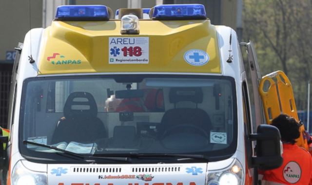 Tragedia in strada, si accascia al suolo e muore