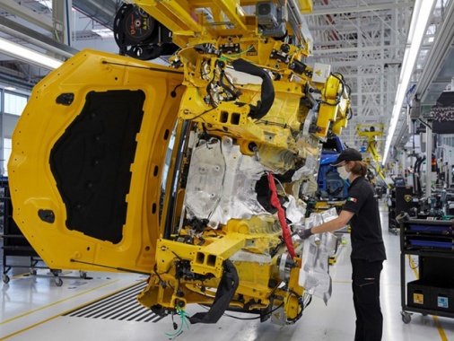 Istat, a giugno scende fiducia dei consumatori, sale per imprese
