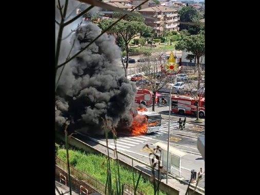 Bus in fiamme a Roma, coinvolto balcone di un palazzo