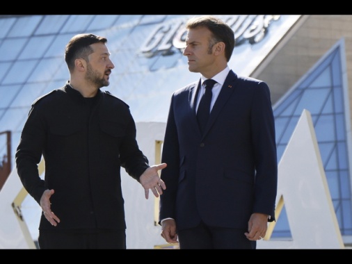 Macron sente Zelensky dopo il colloquio con Putin
