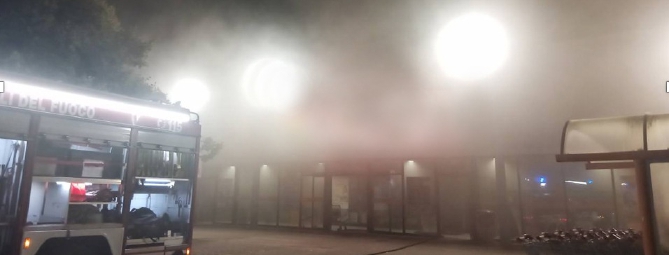Corto circuito nel supermercato, incendio nella notte