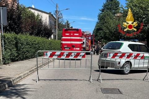 Fiamme in casa: 12 famiglie evacuate