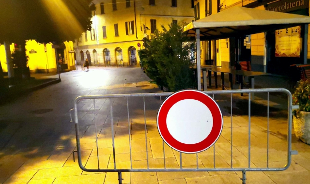 La transenna che blocca il traffico all’inizio di piazza Beccaria. Torna il provvedimento per le sere d’estate dei fine settimana