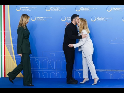 Meloni accoglie i leader, l'abbraccio con Zelensky