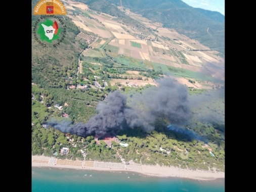 Incendio in campeggio a Castiglione Pescaia,600 evacuati